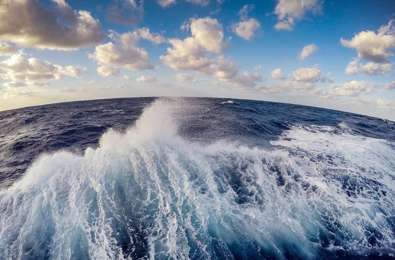 De onde vem a energia das marés oceânicas?